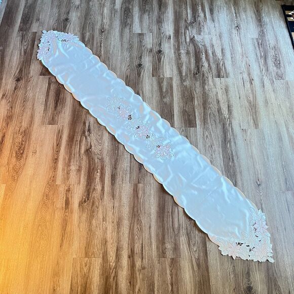 VTG Polysatin Christmas Table Runner Long Red Poinsettas Gold trim 13.5 x 88in - Picture 8 of 12